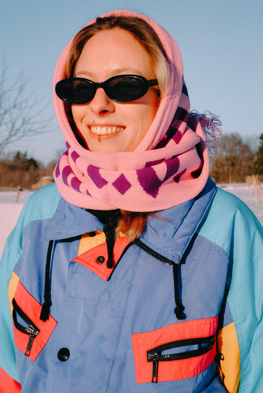 Detailaufnahme des einfach knutschen Fanschals in rosa, als Schlauchschal getragen – Winter-Accessoire mit auffälligem Design und Markencharakter.