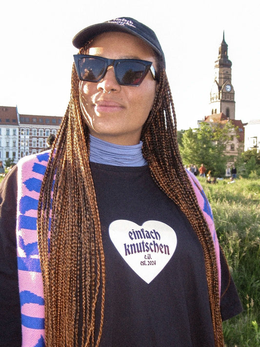 einfach knutschen Sticker auf T-Shirt