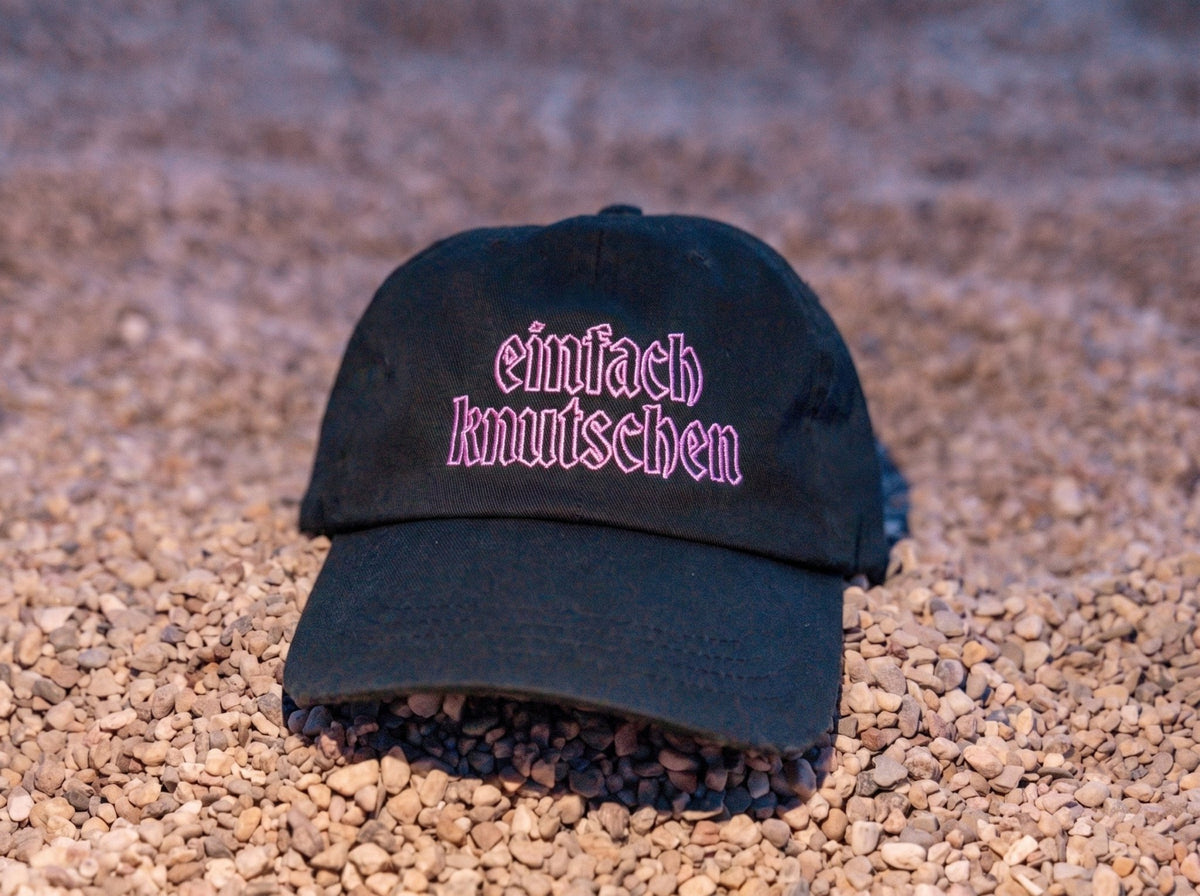 einfach knutschen Dad Cap in Schwarz mit Outline Stick