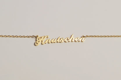 Goldfarbene Kette mit dem Schriftzug Knutschen