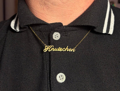 Goldfarbene Knutschen Kette getragen auf schwarzem T-Shirt