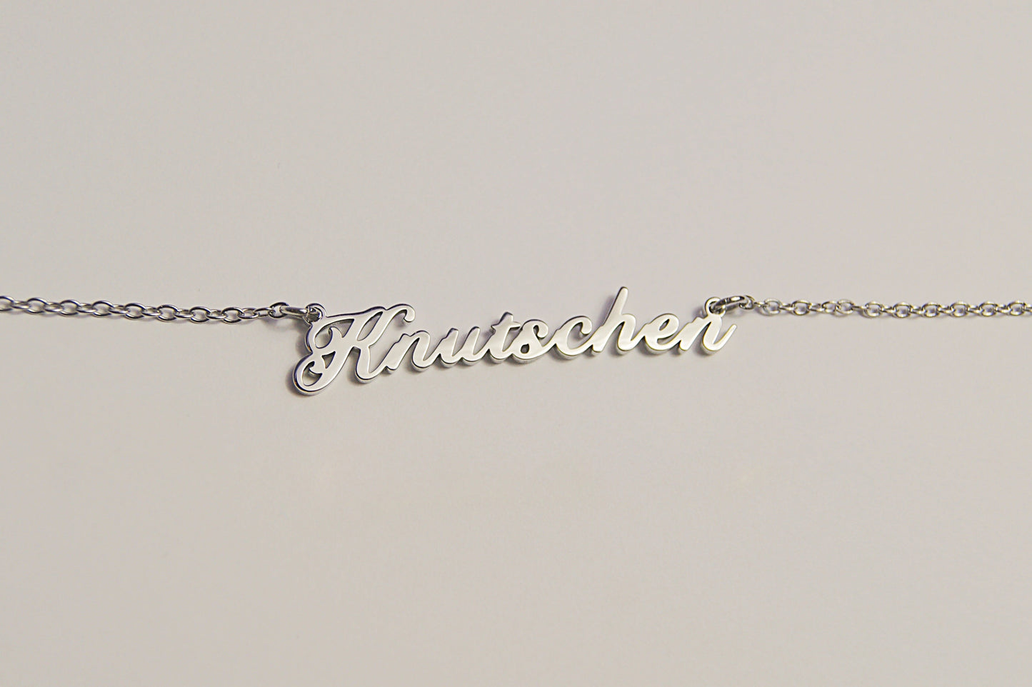 Silberfarbene Kette mit dem Schriftzug Kn