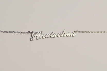 Silberfarbene Kette mit dem Schriftzug Kn