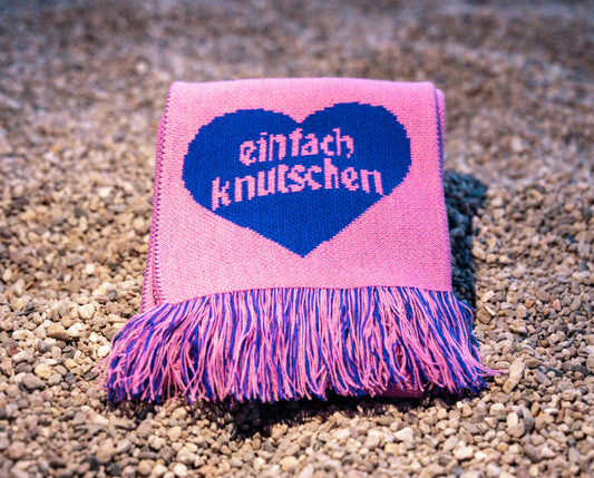 Produktfoto einfach knutschen Fanschal zusammengerollt in Pink Lila