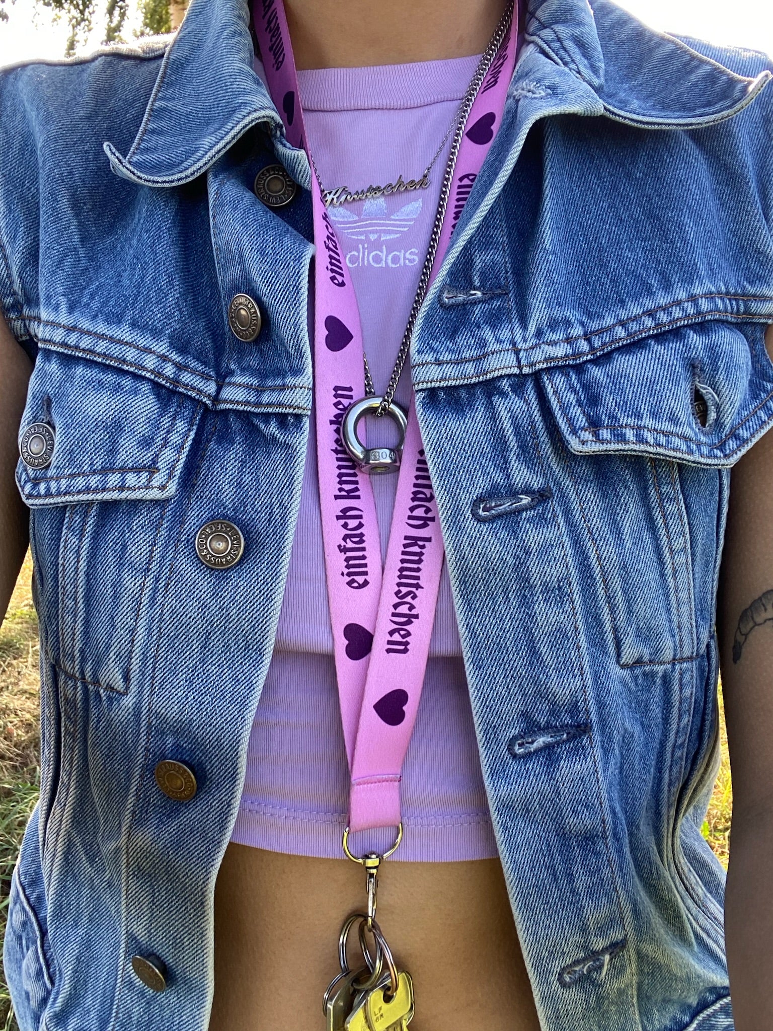 einfach kutschen Schlüsselband getragen mit Jeansjacke und Knutschen Kette