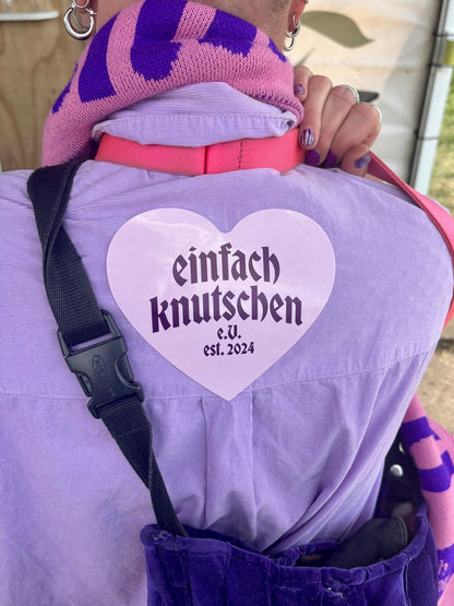 einfach knutschen Sticker auf einem Hemd
