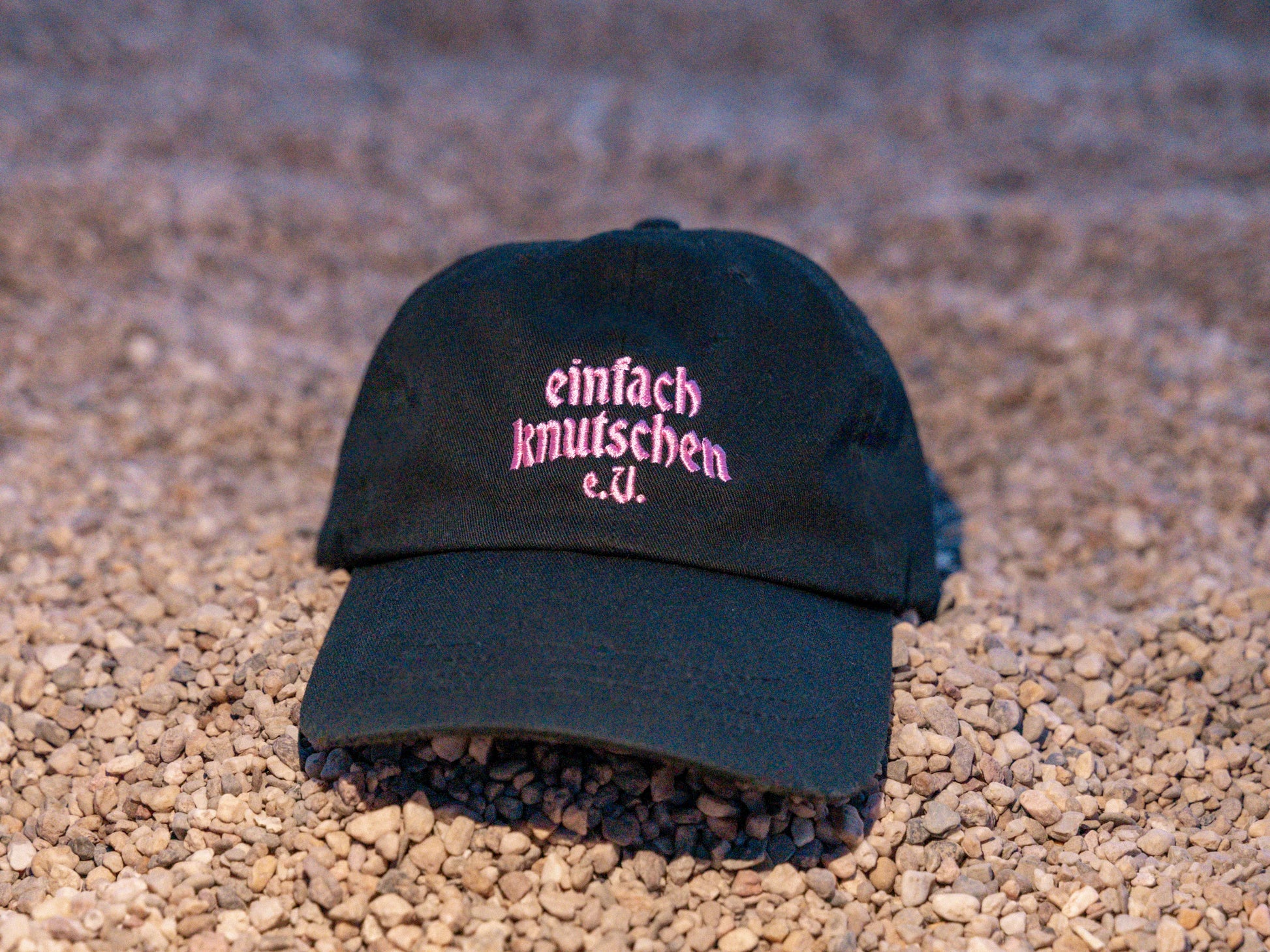 Produktfoto einfach knutschen Cap schwarz mit pinkem Stick Vorderseite
