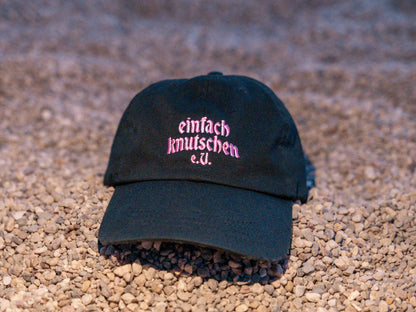 Produktfoto einfach knutschen Cap schwarz mit pinkem Stick Vorderseite