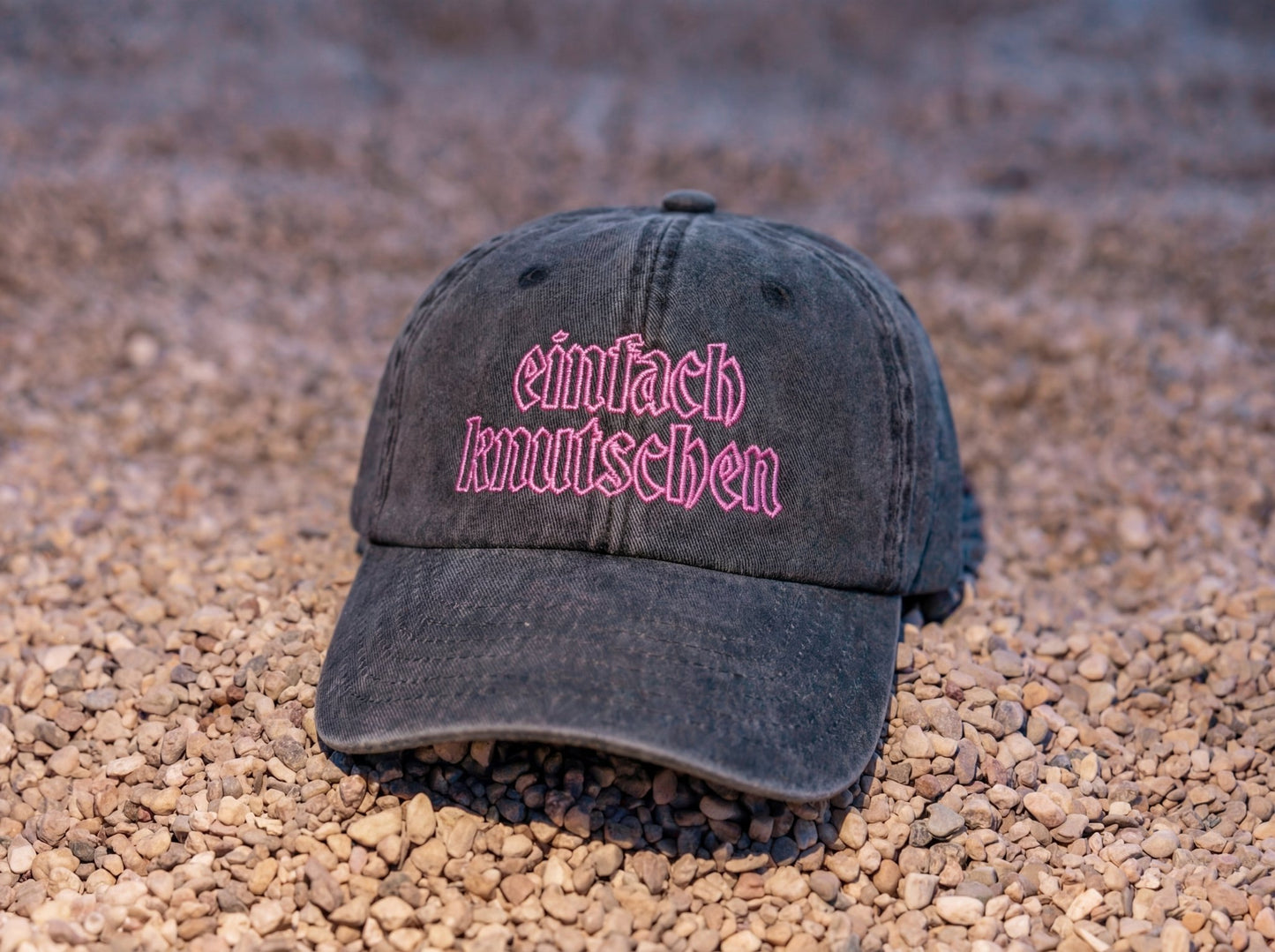einfach knutschen vintage cap in schwarz mit outline Stick